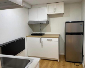 Cozy lower unit guest suite+1 bed+1bath+1kichenette+near all amenities